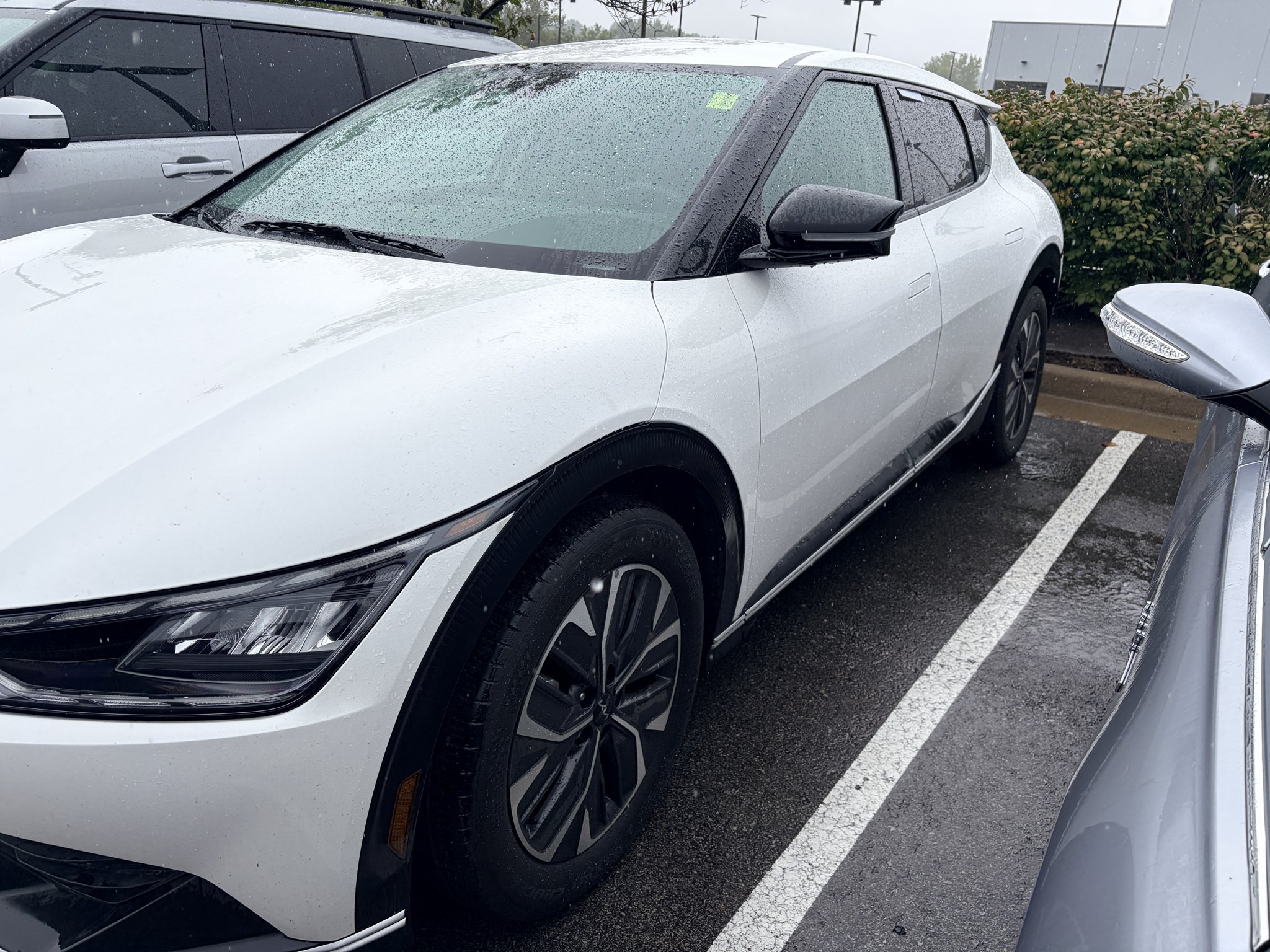 Used 2024 Snow White Pearl Kia Light Long Range image 2