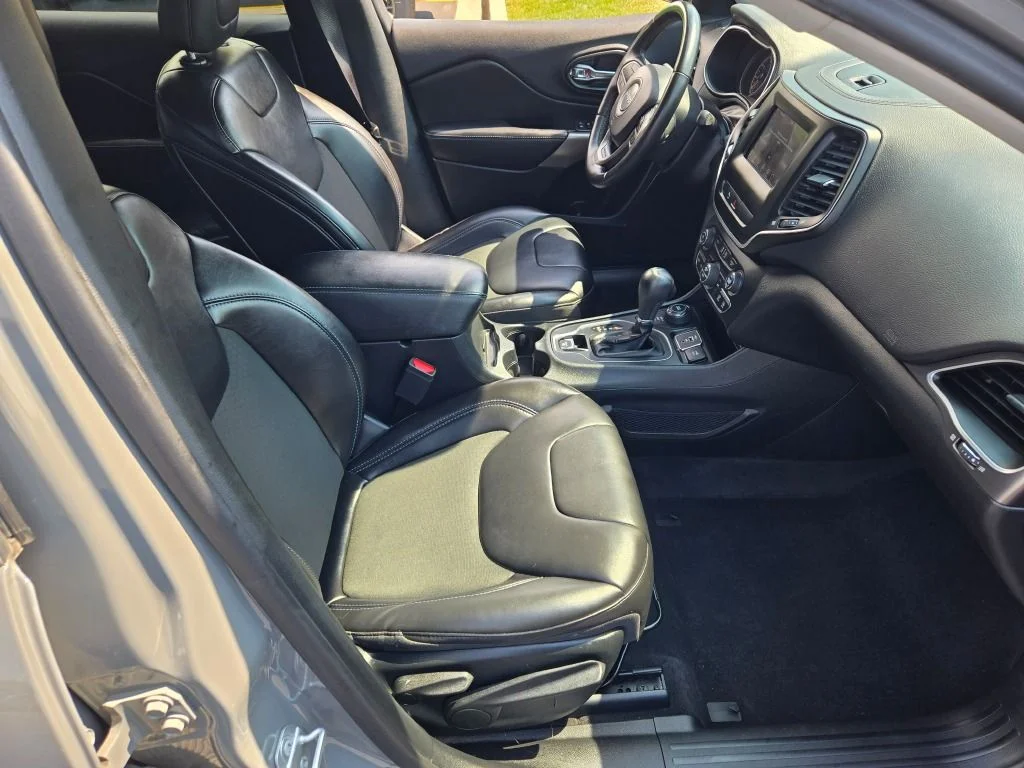 Used 2019 Gray Jeep Latitude Plus image 7