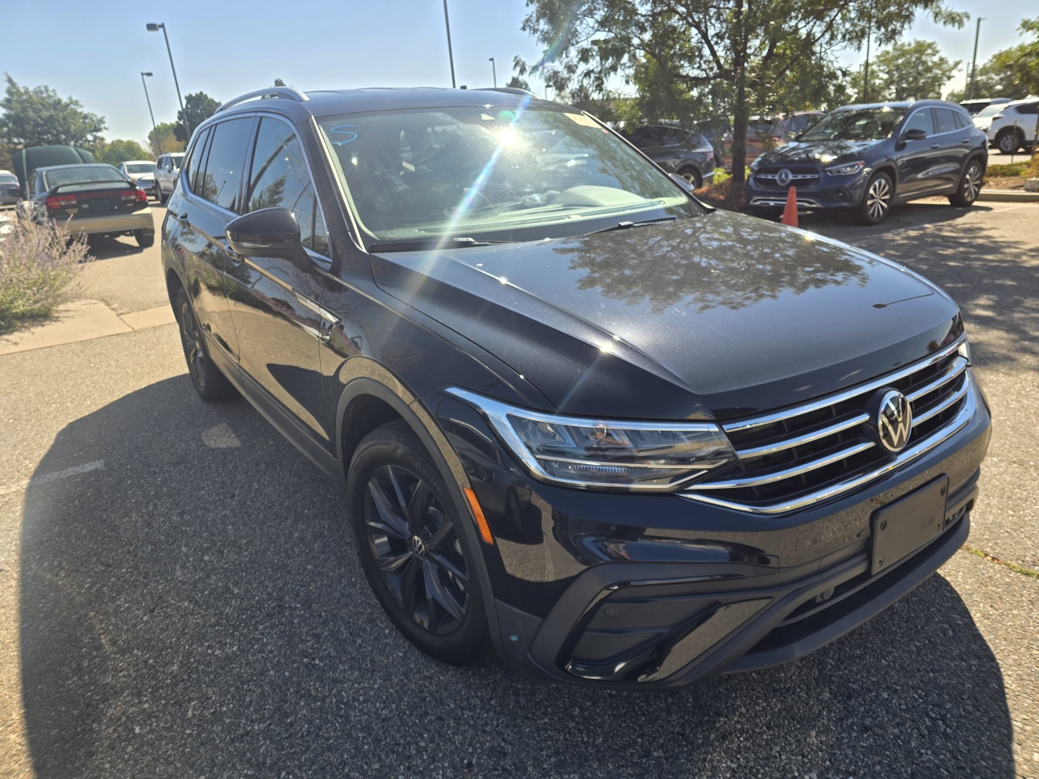 Used 2024 Deep Black Pearl Volkswagen SE image 18