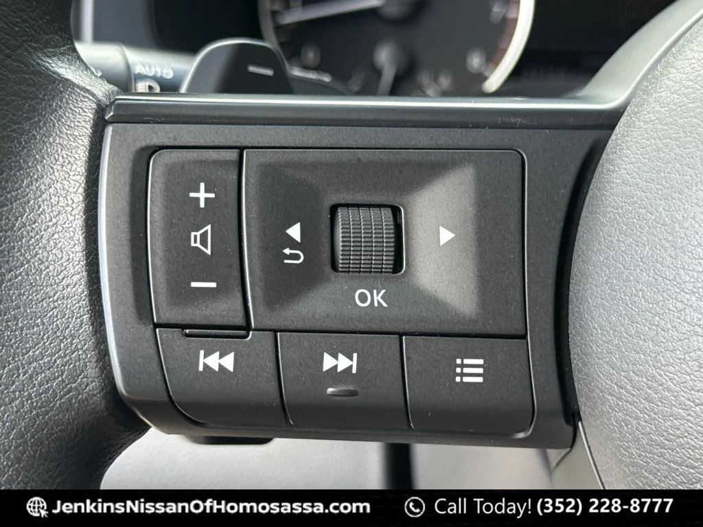 Used 2024 Silver Nissan S image 39