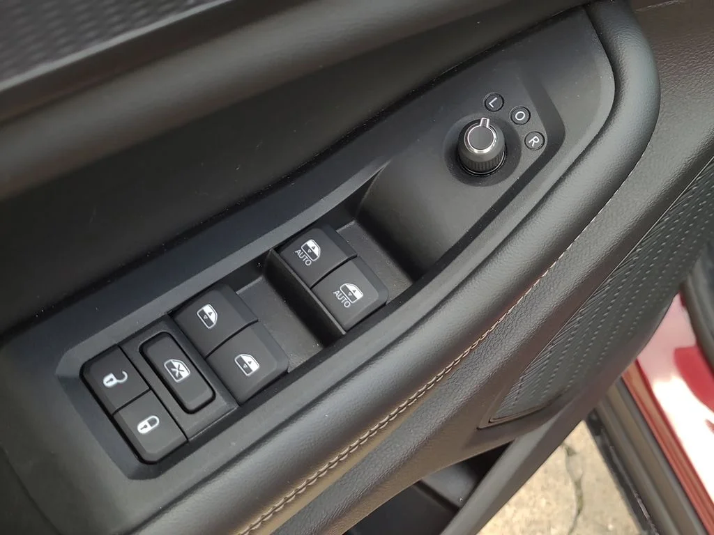 Used 2023 Red Jeep Altitude image 23