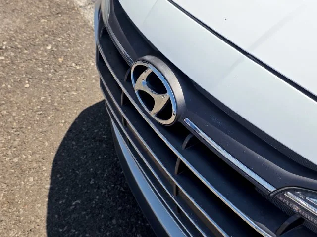 Used 2020 White Hyundai SE image 13