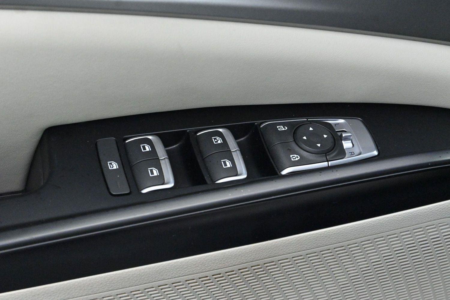 Used 2022 Snow White Pearl Kia LXS image 11