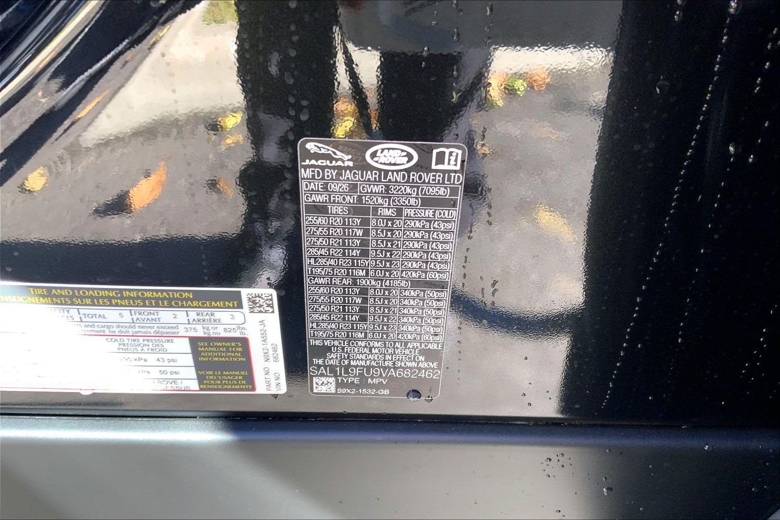 New 2027 Santorini Black Land Rover Dynamic SE P400 image 18
