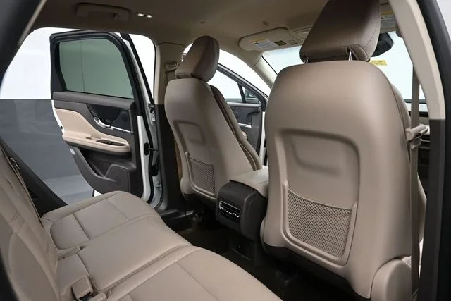 Used 2023 Pristine White Lincoln Standard image 24