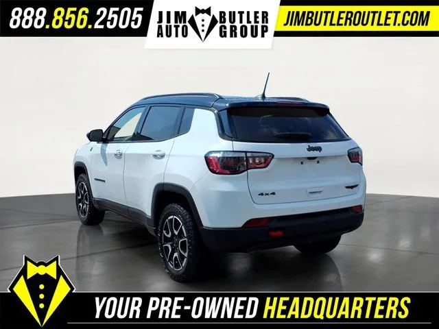 Used 2025  Jeep Trailhawk image 2