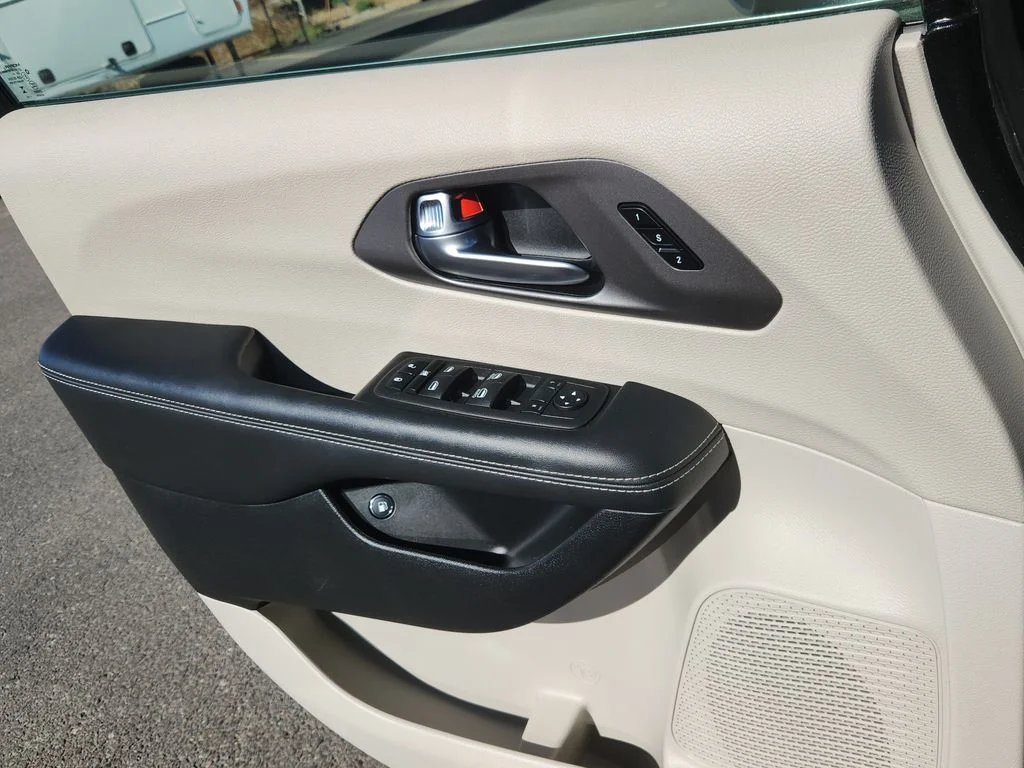Used 2023 Black Chrysler Touring L image 9