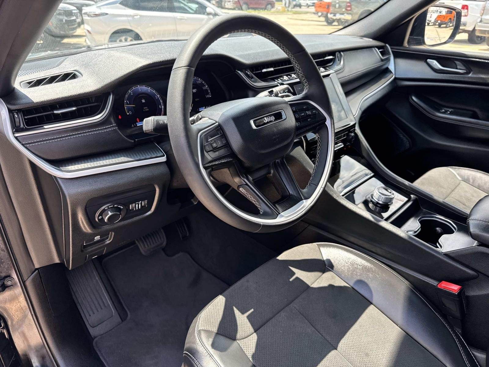 Used 2025 Diamond Black Crystal Pearlcoat Jeep Altitude X image 17