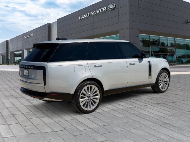New 2027 Ethereal Frost Sliver Land Rover Autobiography image 5