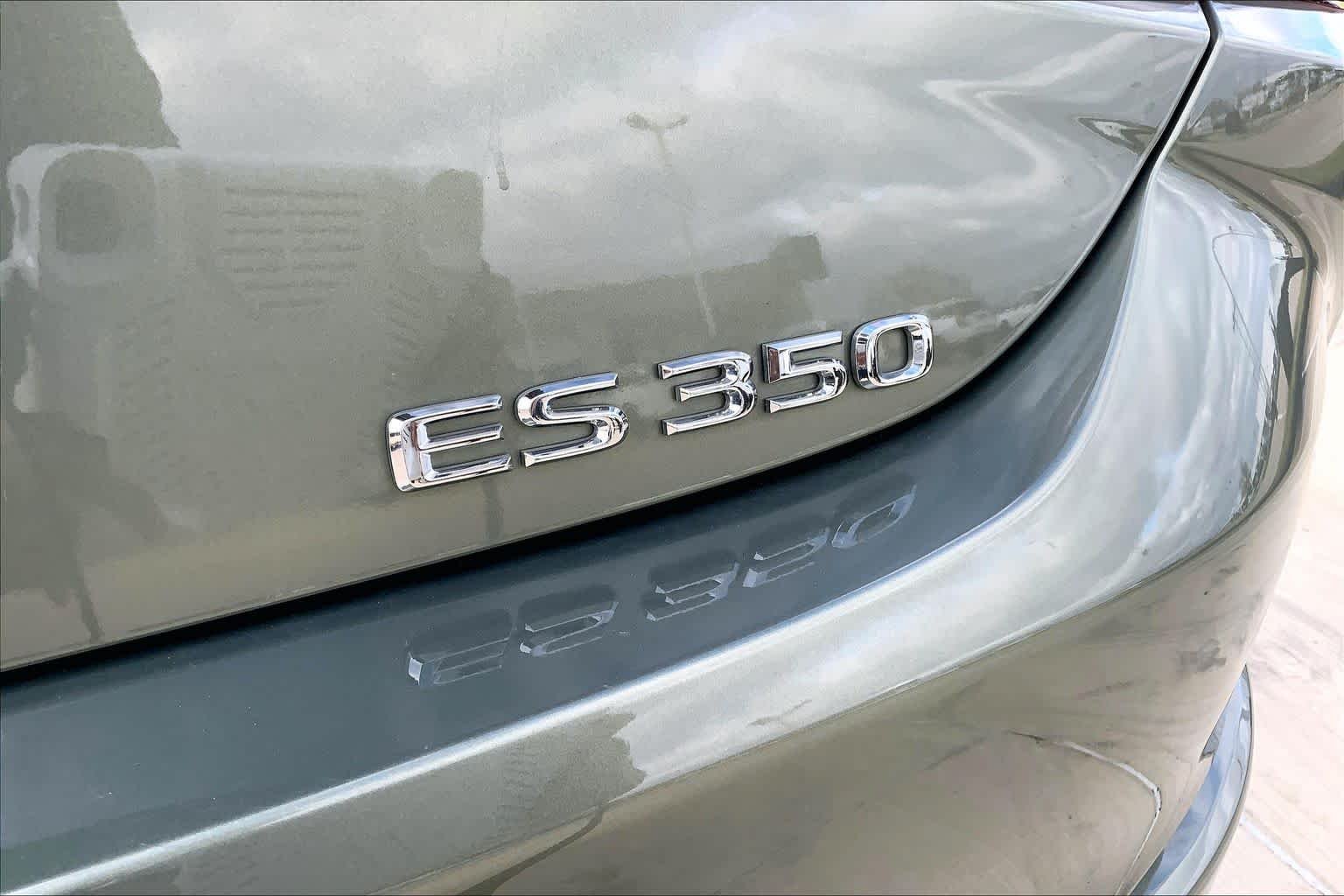 Used 2019 Sunlit Green Lexus  image 9