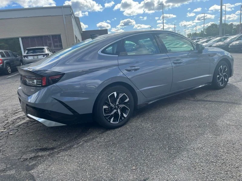 Used 2024 Blue Hyundai SEL image 5