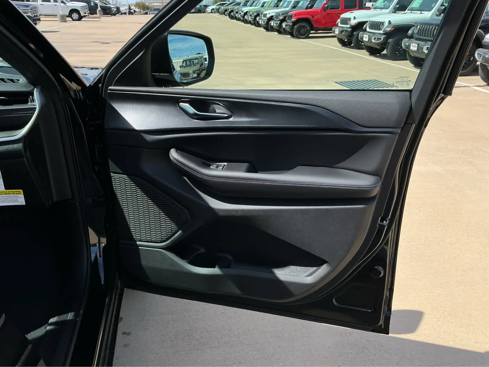 New 2026 Diamond Black Crystal Pearl-Coat Exterior Paint Jeep Laredo X image 24