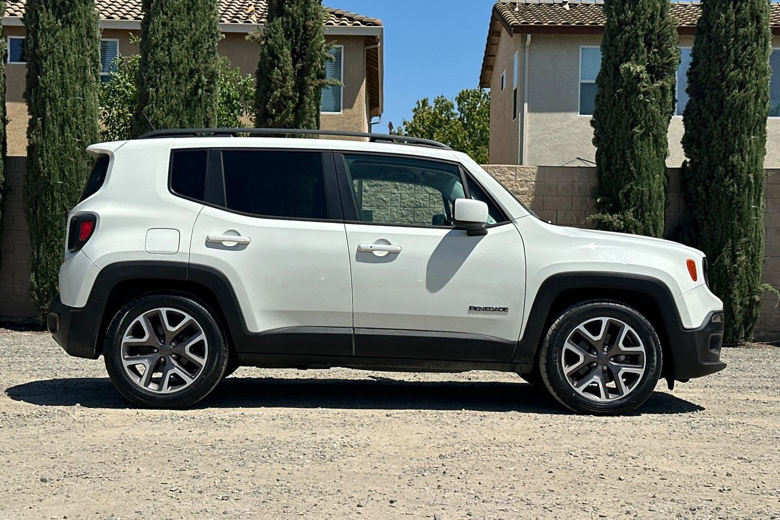 Used 2016 Alpine White Jeep Latitude image 3