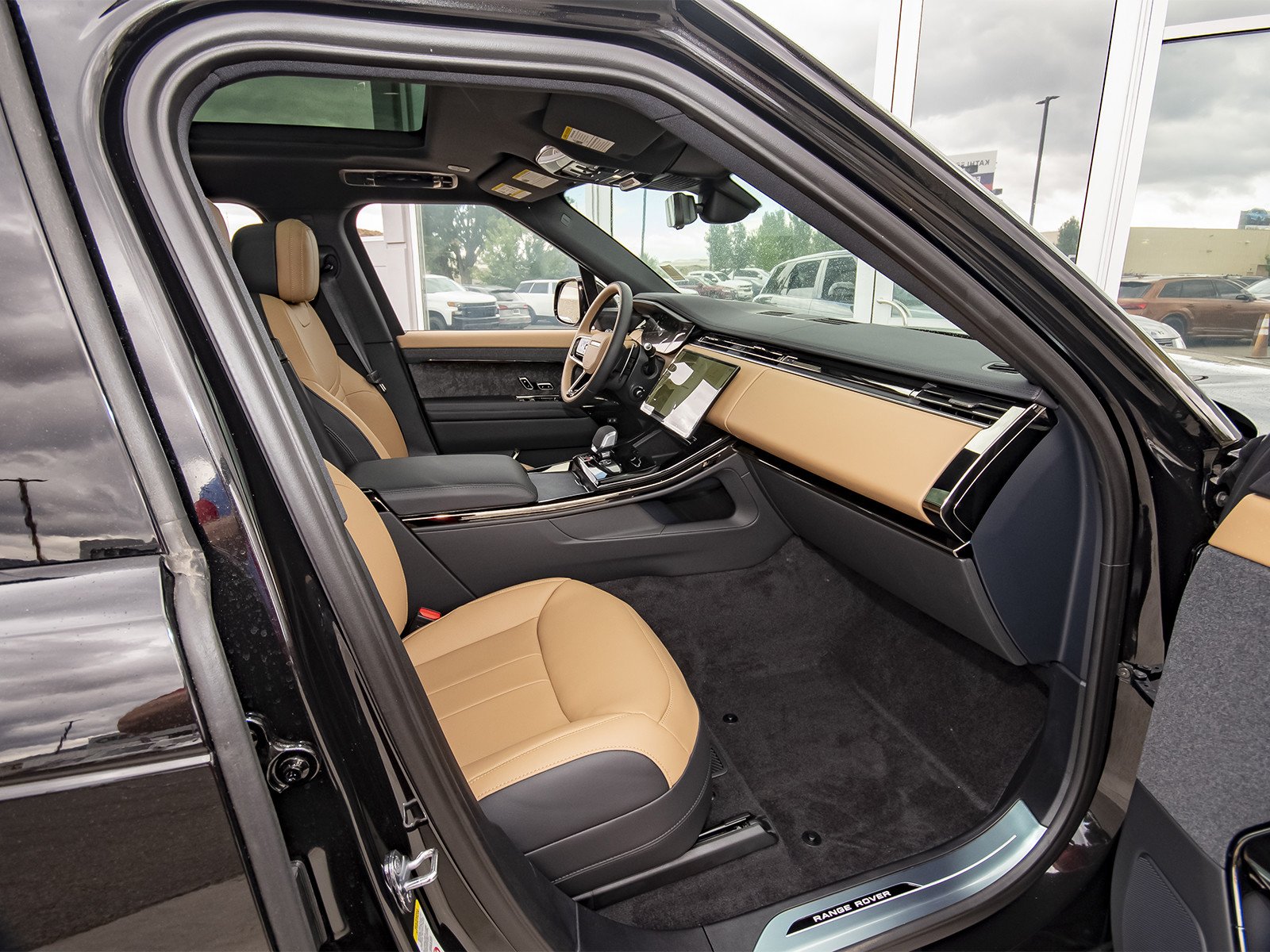 New 2026 Santorini Black Land Rover Dynamic SE image 40