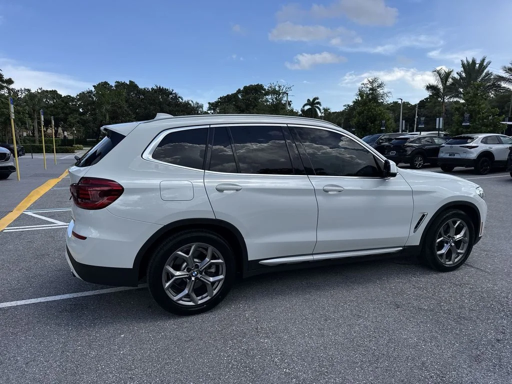 Used 2021 Alpine White BMW sDrive30i image 4