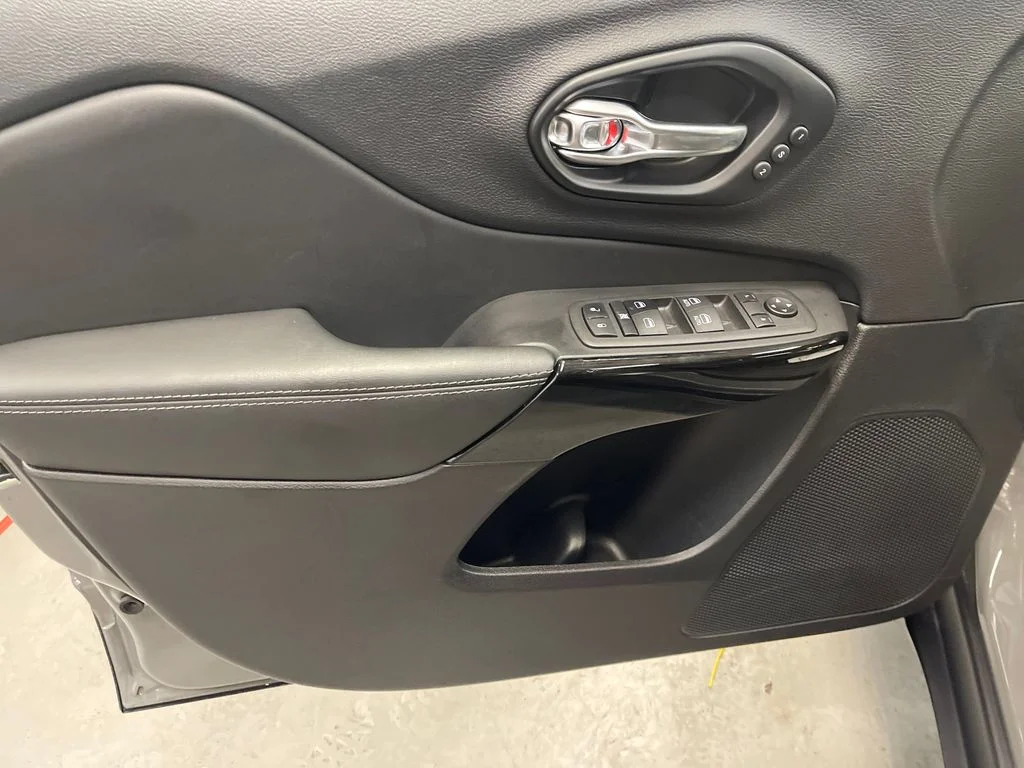 Used 2023 Gray Jeep Altitude image 15