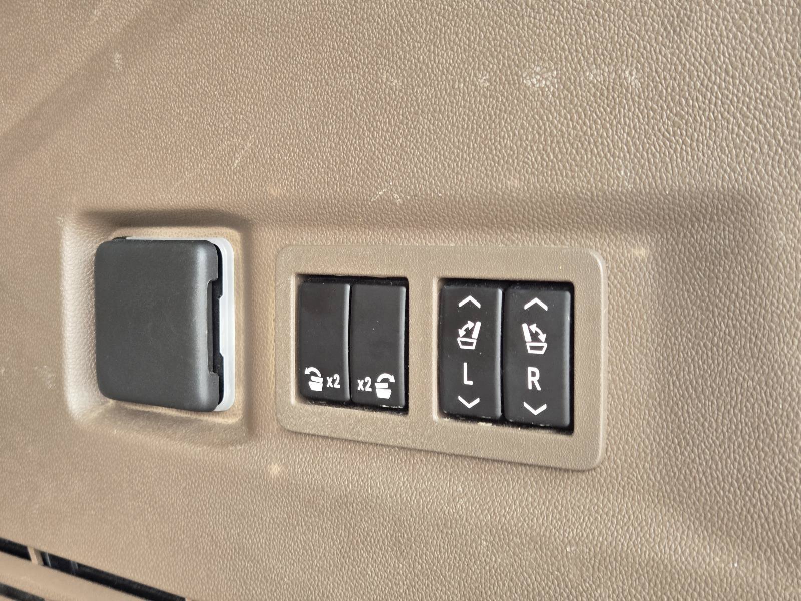 Used 2023 White GMC Denali image 13
