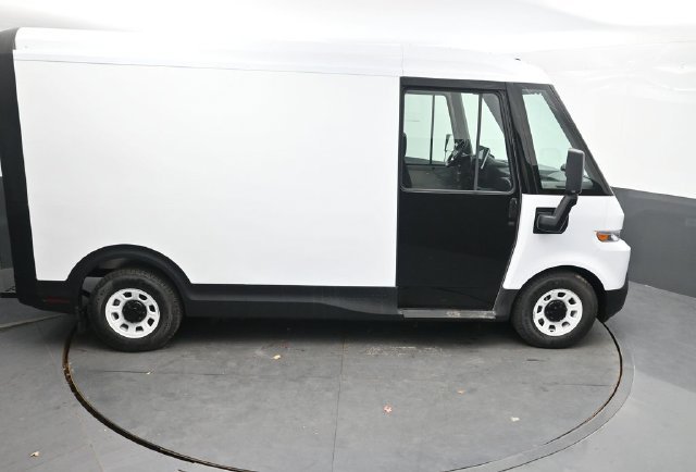 Used 2024 White BrightDrop  image 32