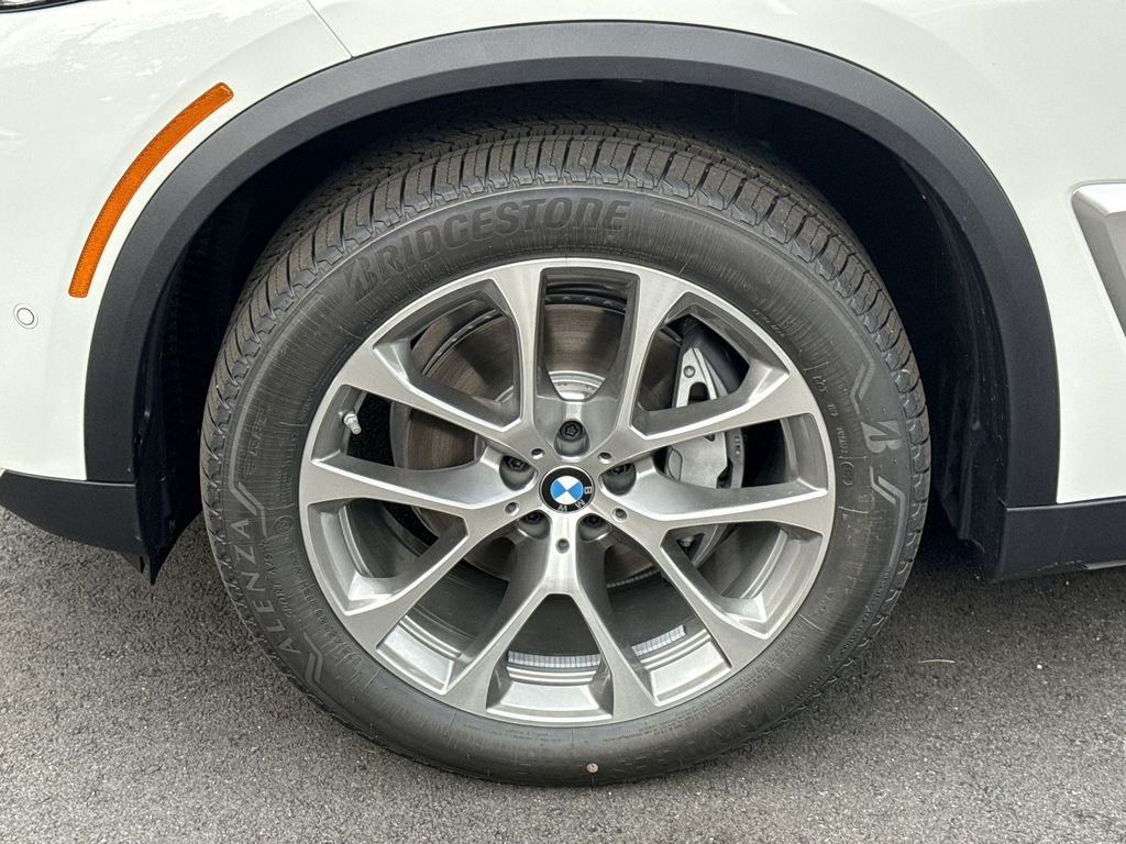 New 2026 White BMW xDrive40i image 10