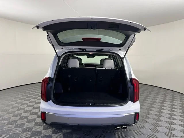 Used 2023 White Kia S image 33
