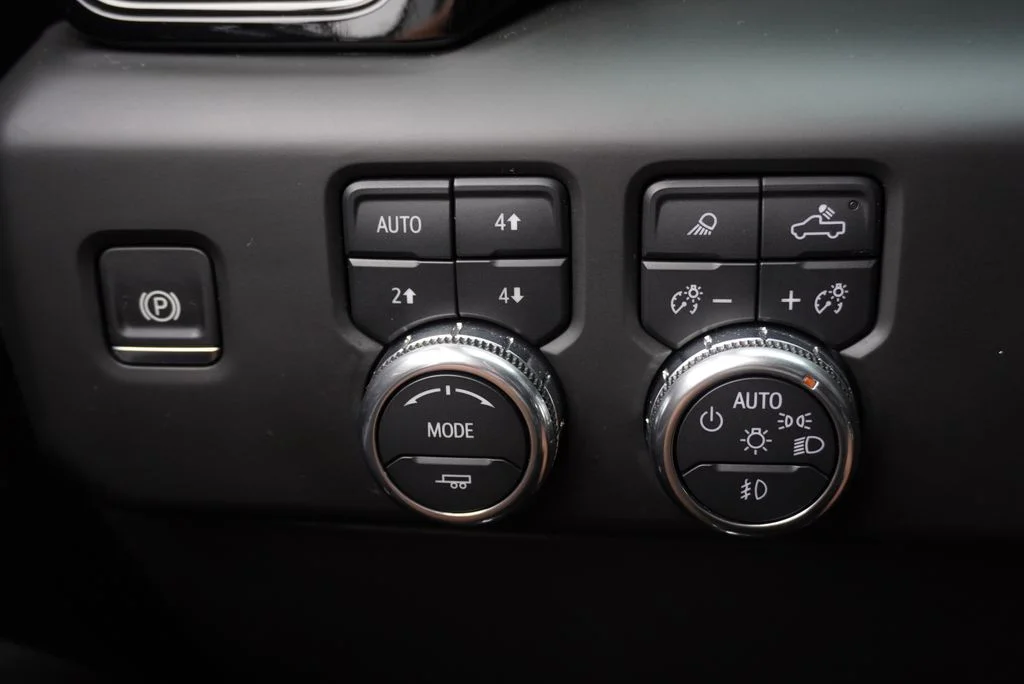 Used 2025 White GMC AT4 image 18