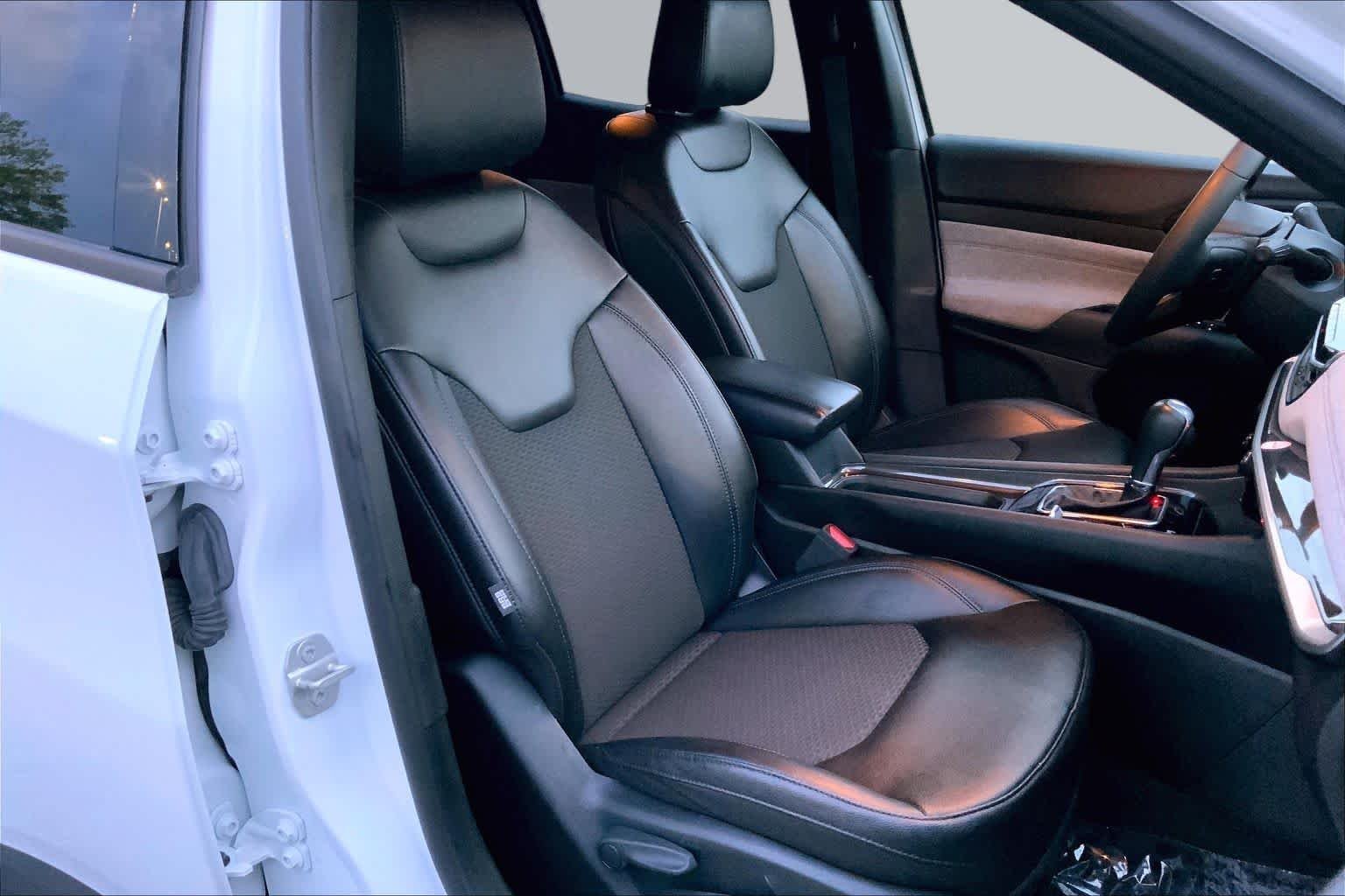 Used 2024 Bright White Clearcoat Jeep Latitude image 9