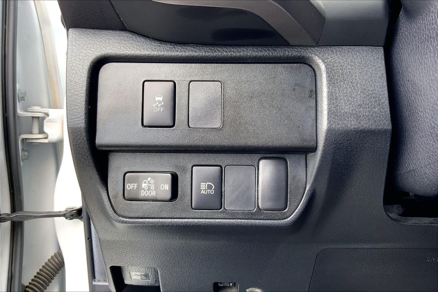 Used 2022 White Toyota SR5 image 33