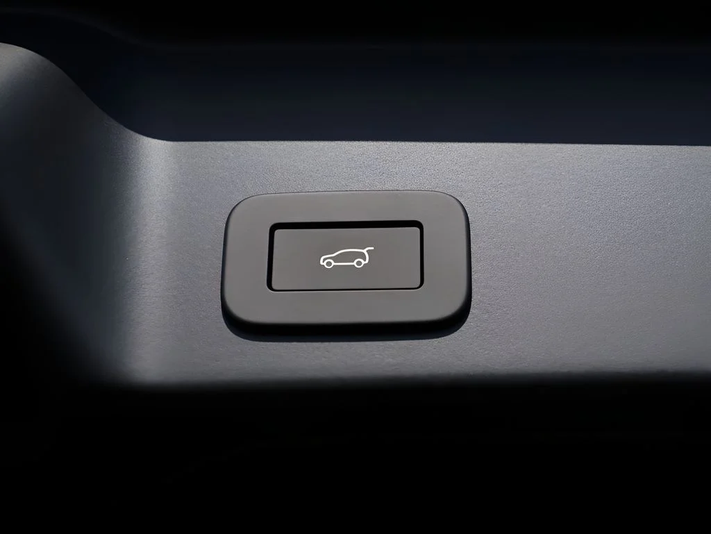 New 2026 Tribeca Blue Metallic Land Rover Hoxton Edition image 16