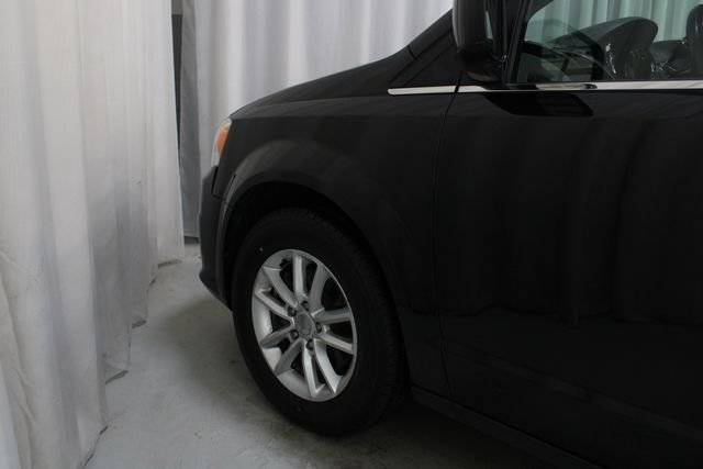 Used 2019 Black Dodge SXT image 27