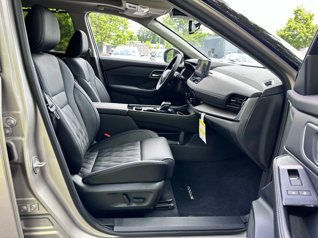 New 2026 Champagne Silver Metallic / Super Black Two-tone Nissan Platinum image 17