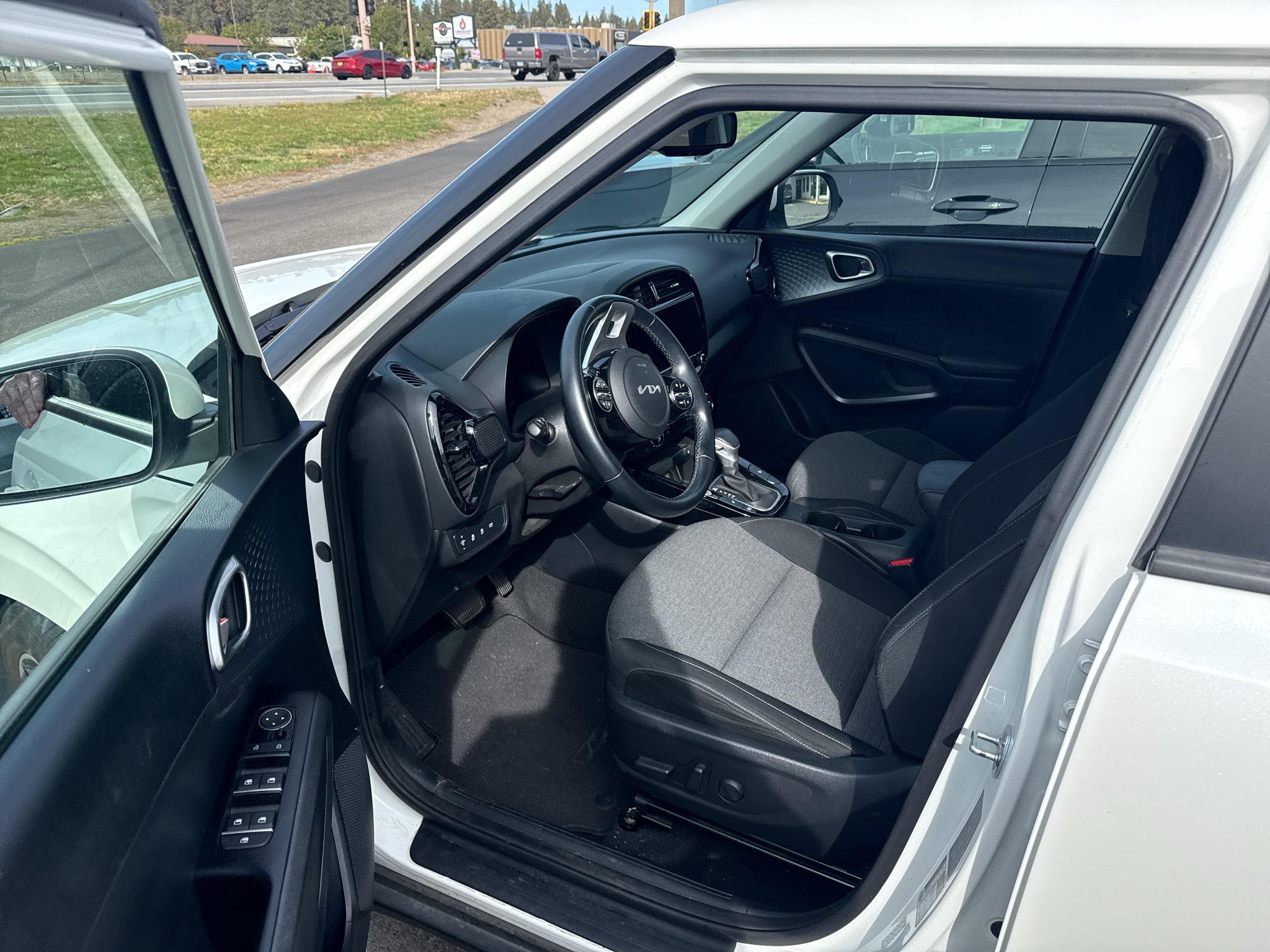 Used 2023 Snow White Pearl Kia EX image 3
