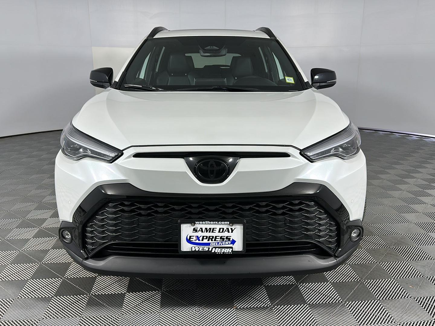 Used 2025 Wind Chill Pearl Toyota XSE image 2