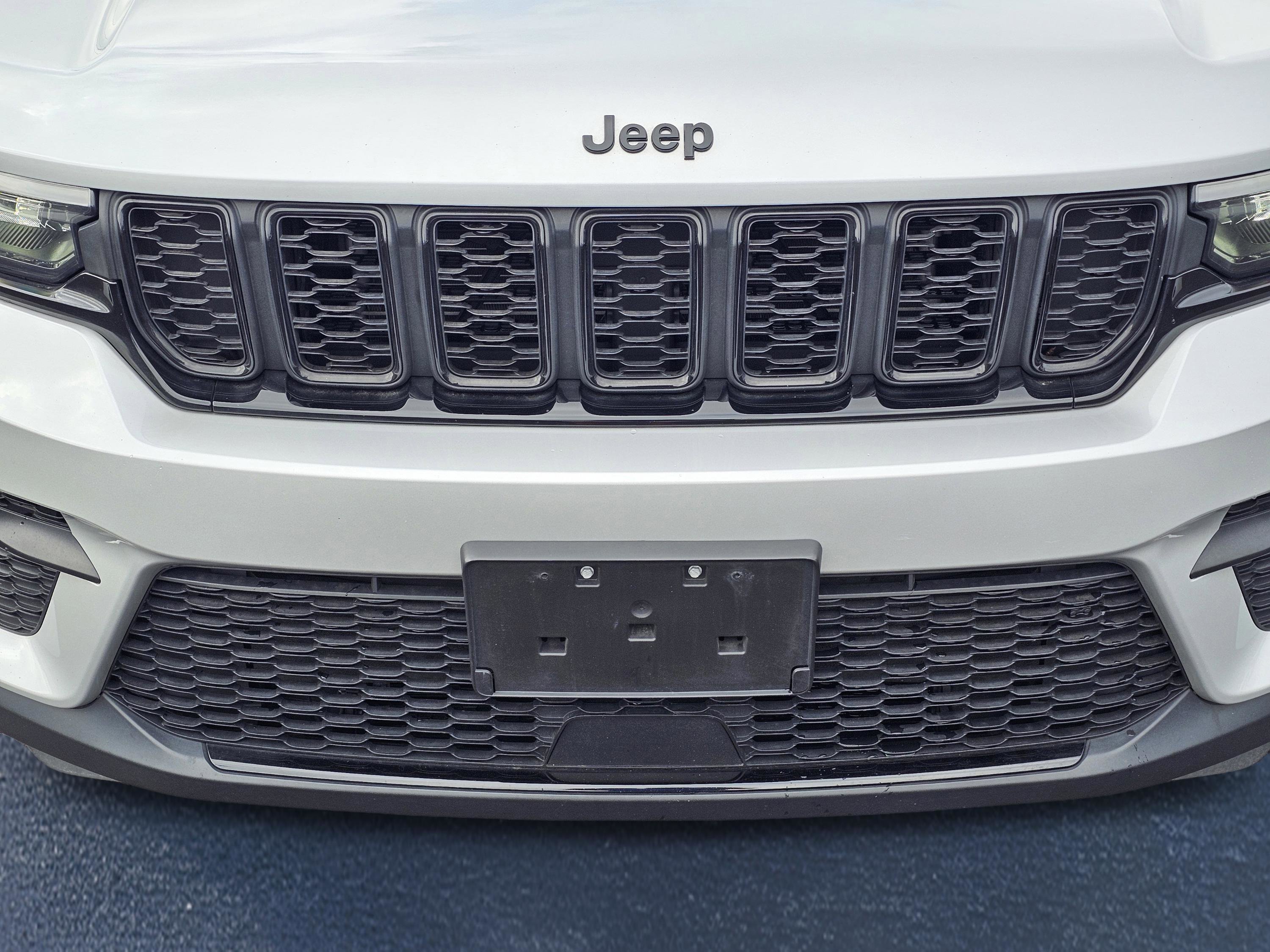 Used 2023 Silver Zynith Jeep Altitude image 3