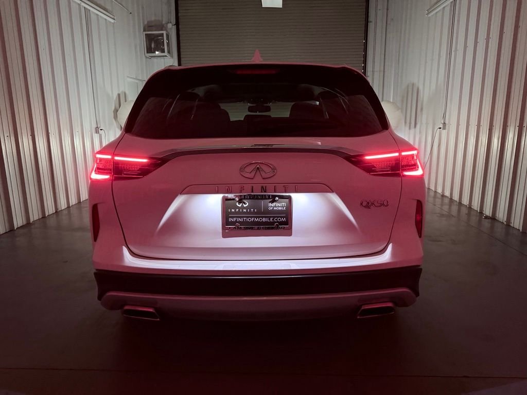 Used 2020 White INFINITI LUXE image 9