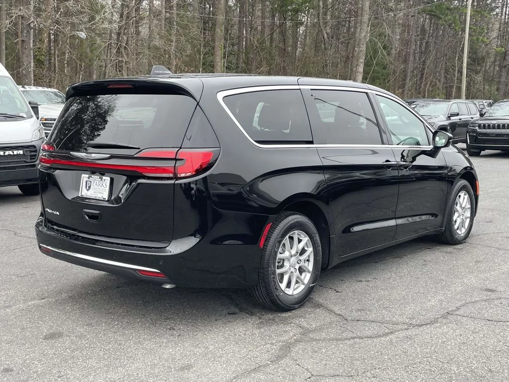 New 2026 Diamond Black Crystal Pearl-Coat Exterior Paint Chrysler Select image 8