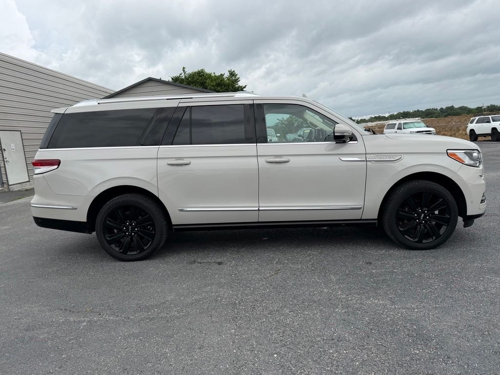 Used 2022 White Lincoln Reserve image 4