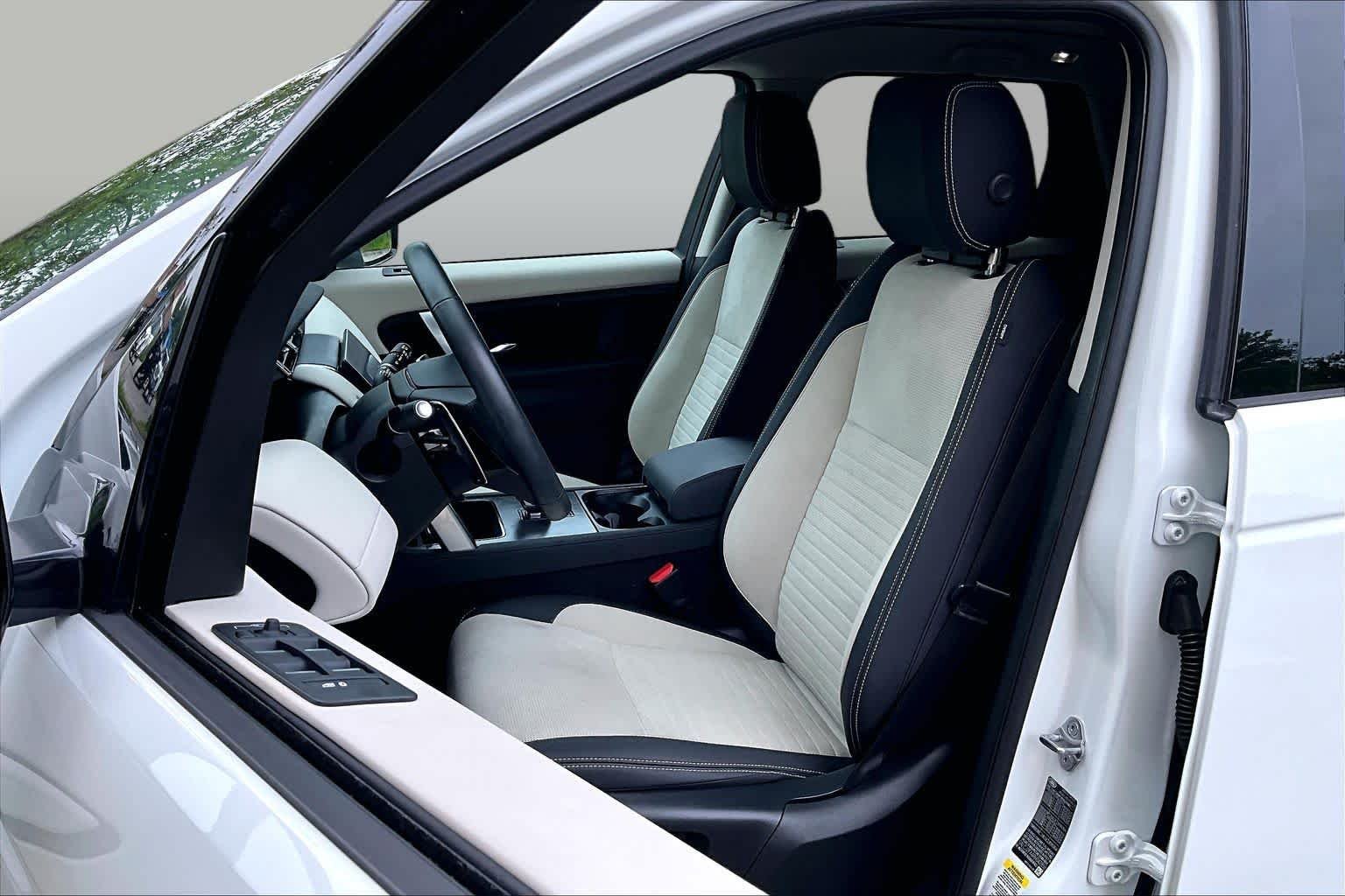 Used 2024 Fuji White Land Rover Core S image 9