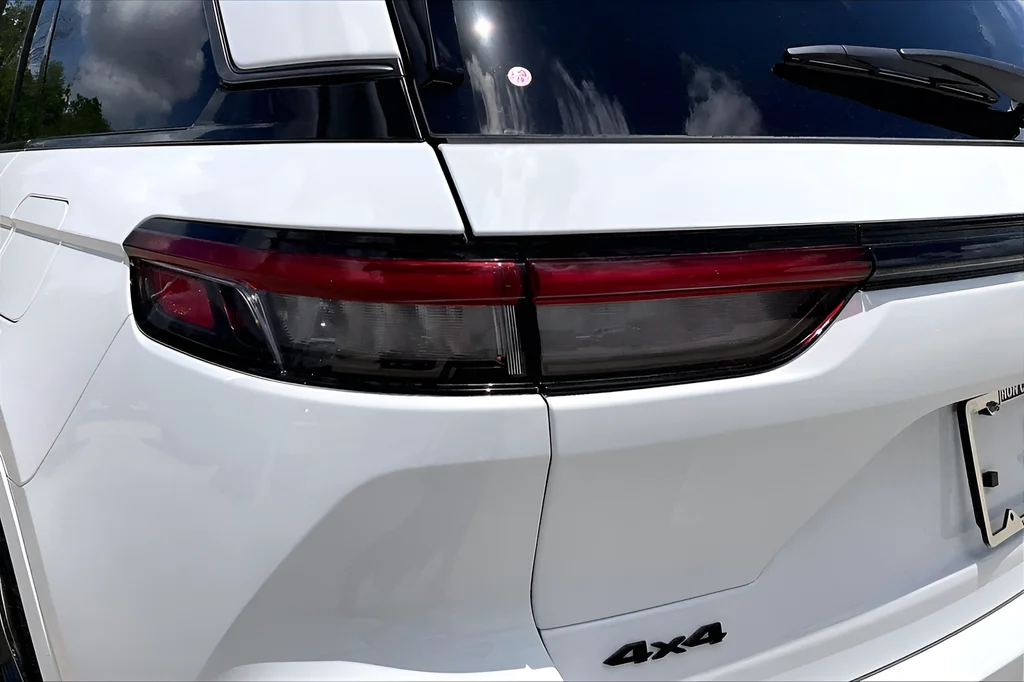 New 2026 Bright White Clear-Coat Exterior Paint Jeep Limited Reserve image 21