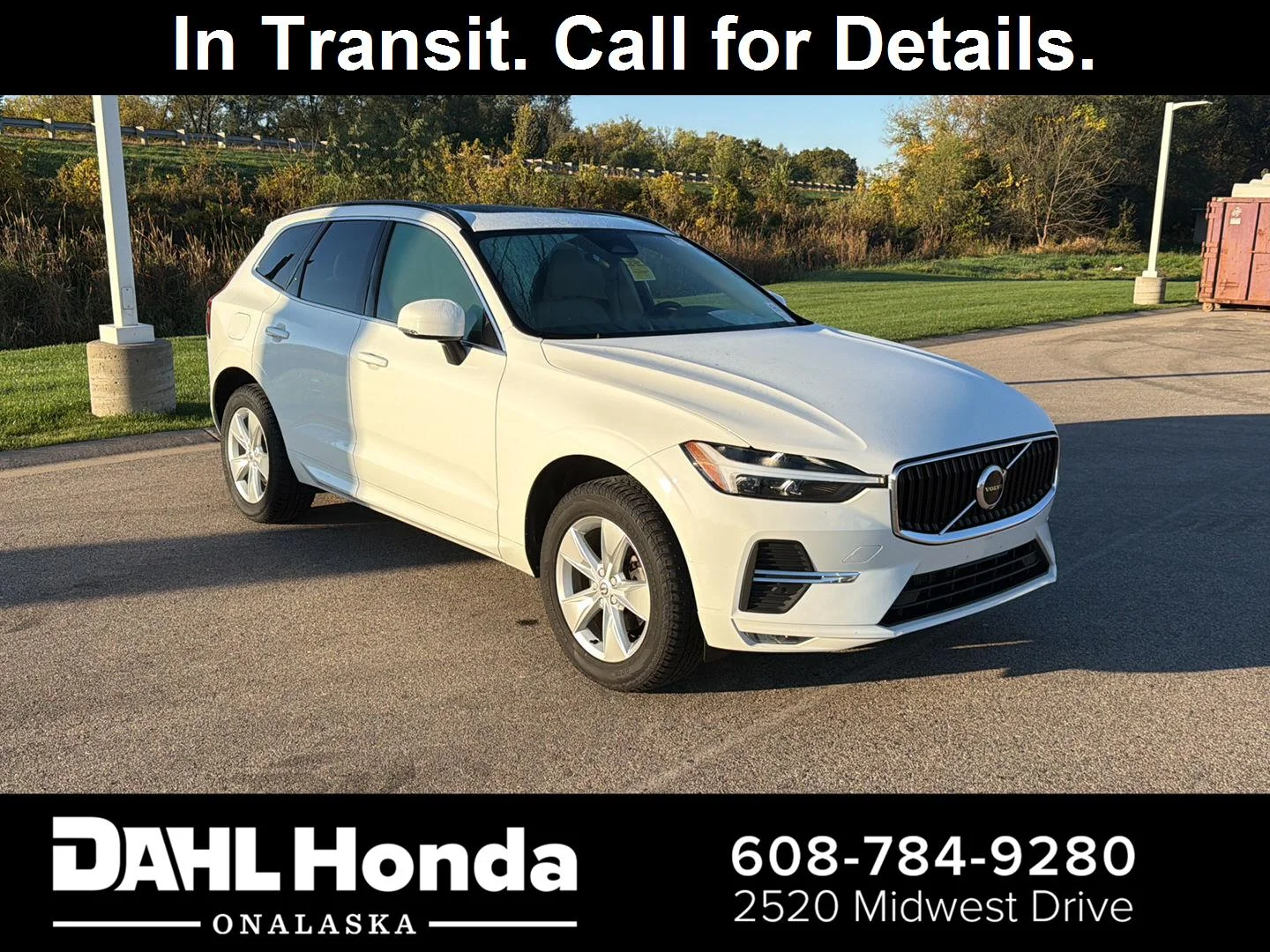 Used 2022  Volvo Momentum image 1