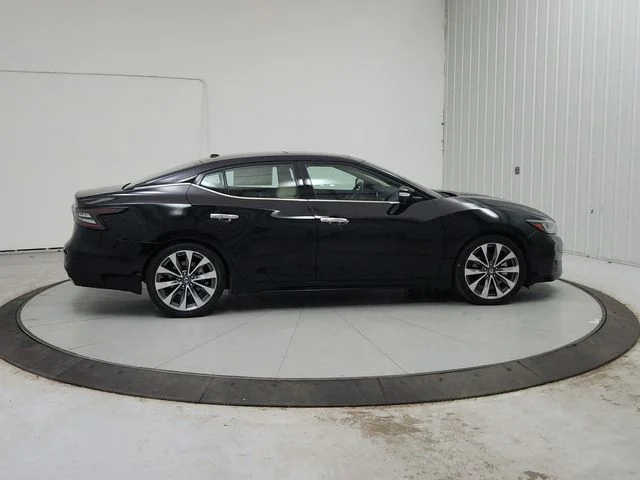 Used 2022 Black Nissan Platinum image 9