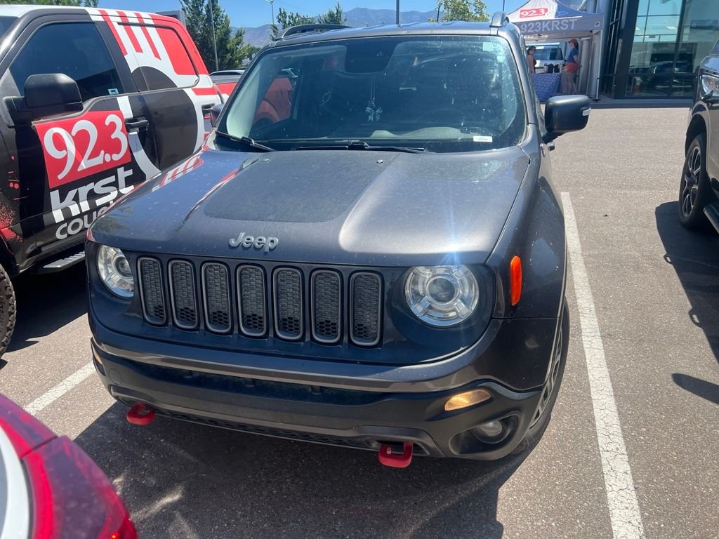 Used 2017 Gray Jeep Trailhawk image 3