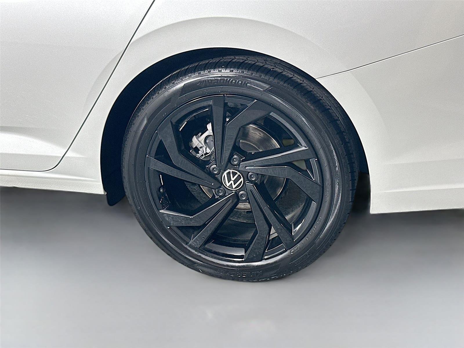 New 2026 Opal White Pearl Volkswagen SE image 31