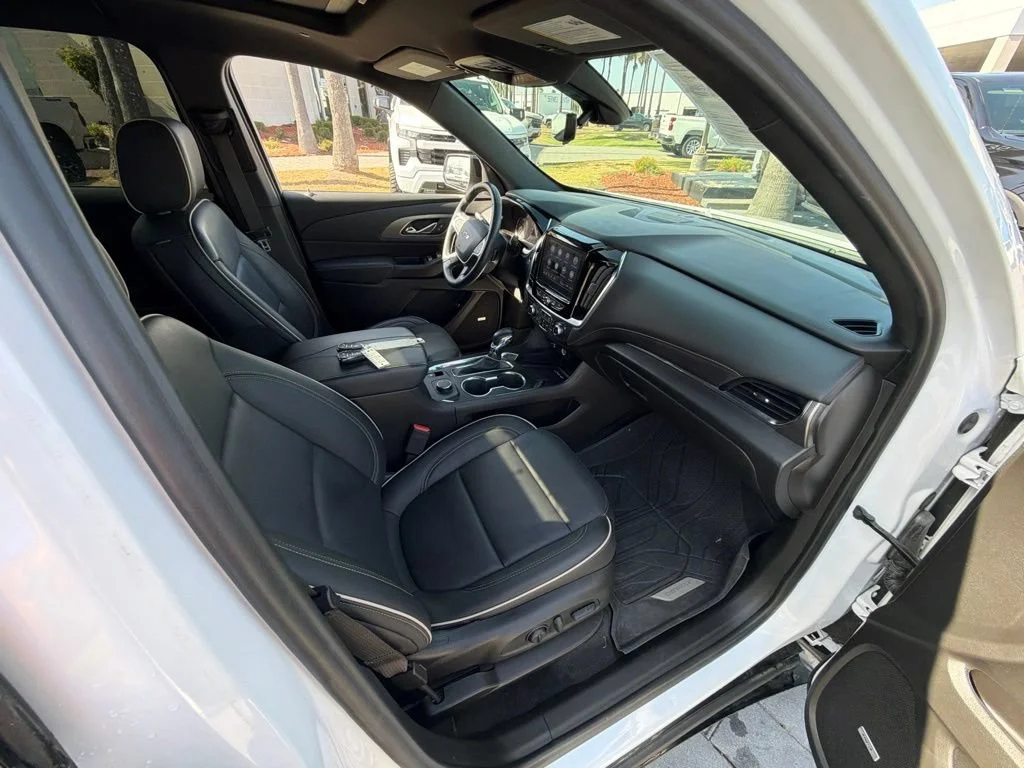 Used 2023 Iridescent Pearl Tricoat Chevrolet Premier image 10