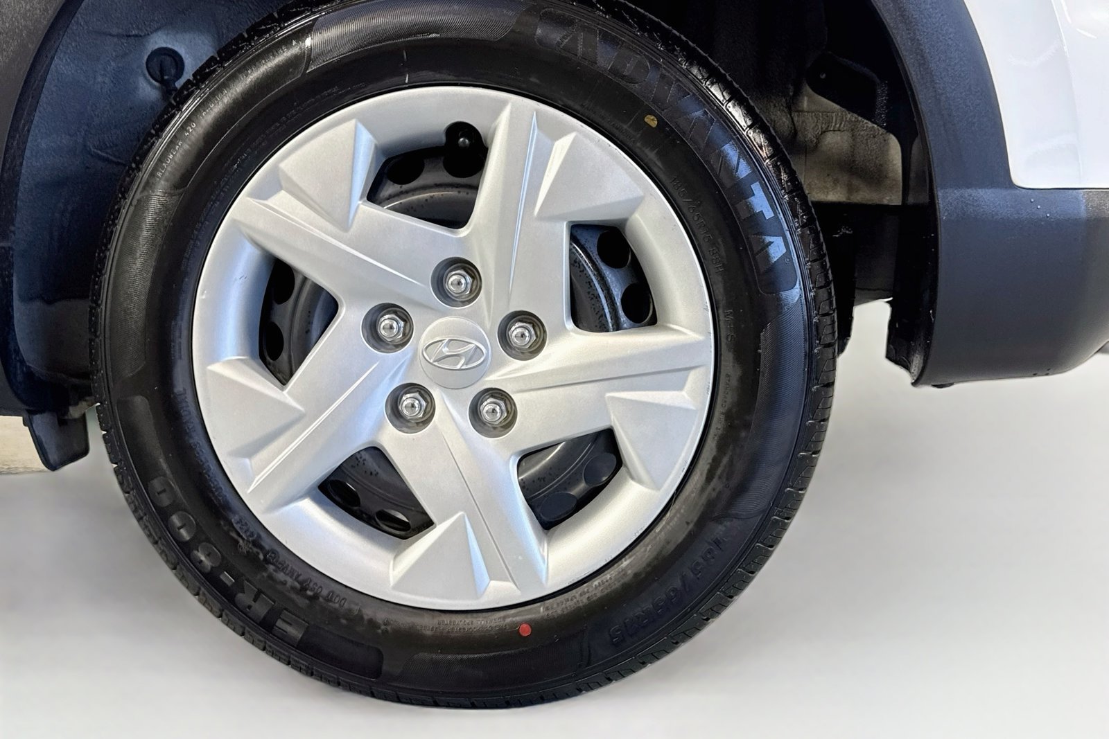 Used 2020 Ceramic White Hyundai SE image 28