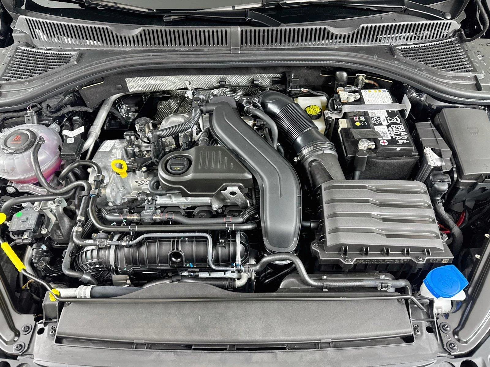 New 2027 Deep Black Pearl Volkswagen SE image 29