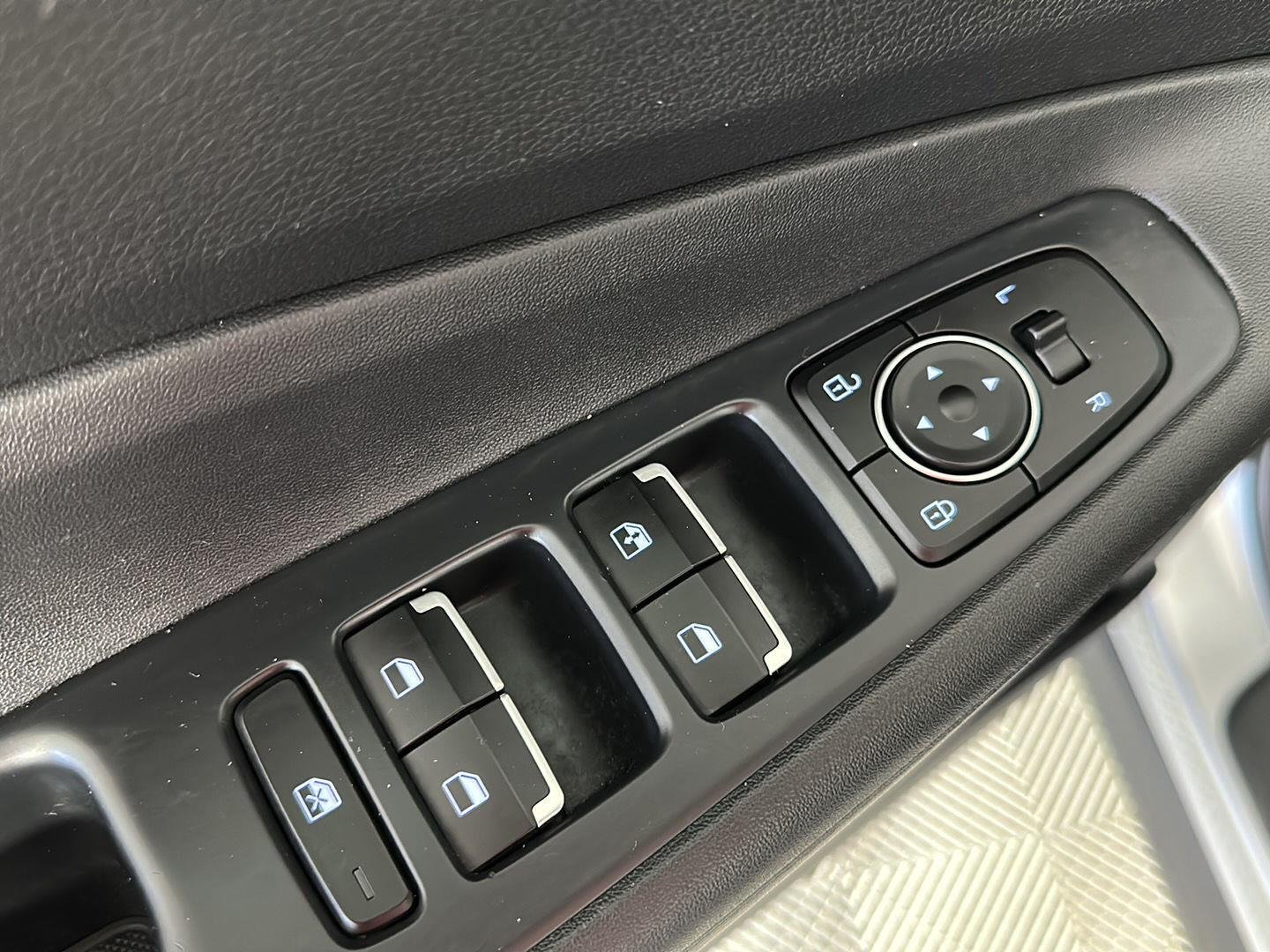 Used 2021 Shimmering Silver Hyundai SE image 7
