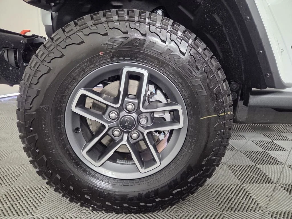 New 2026 Bright White Clear-Coat Exterior Paint Jeep Mojave X image 8