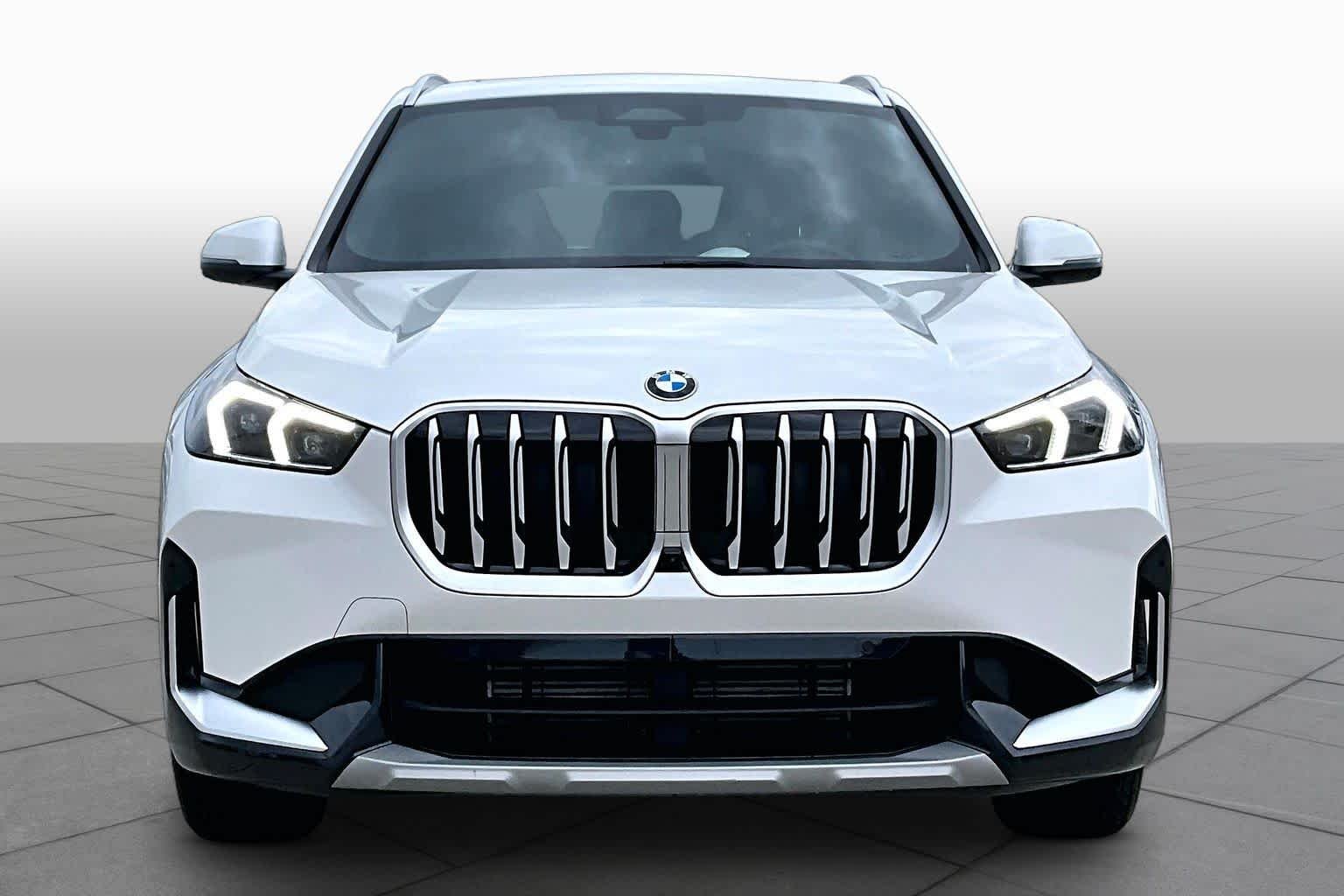 Used 2025 Mineral White Metallic BMW xDrive28i image 3
