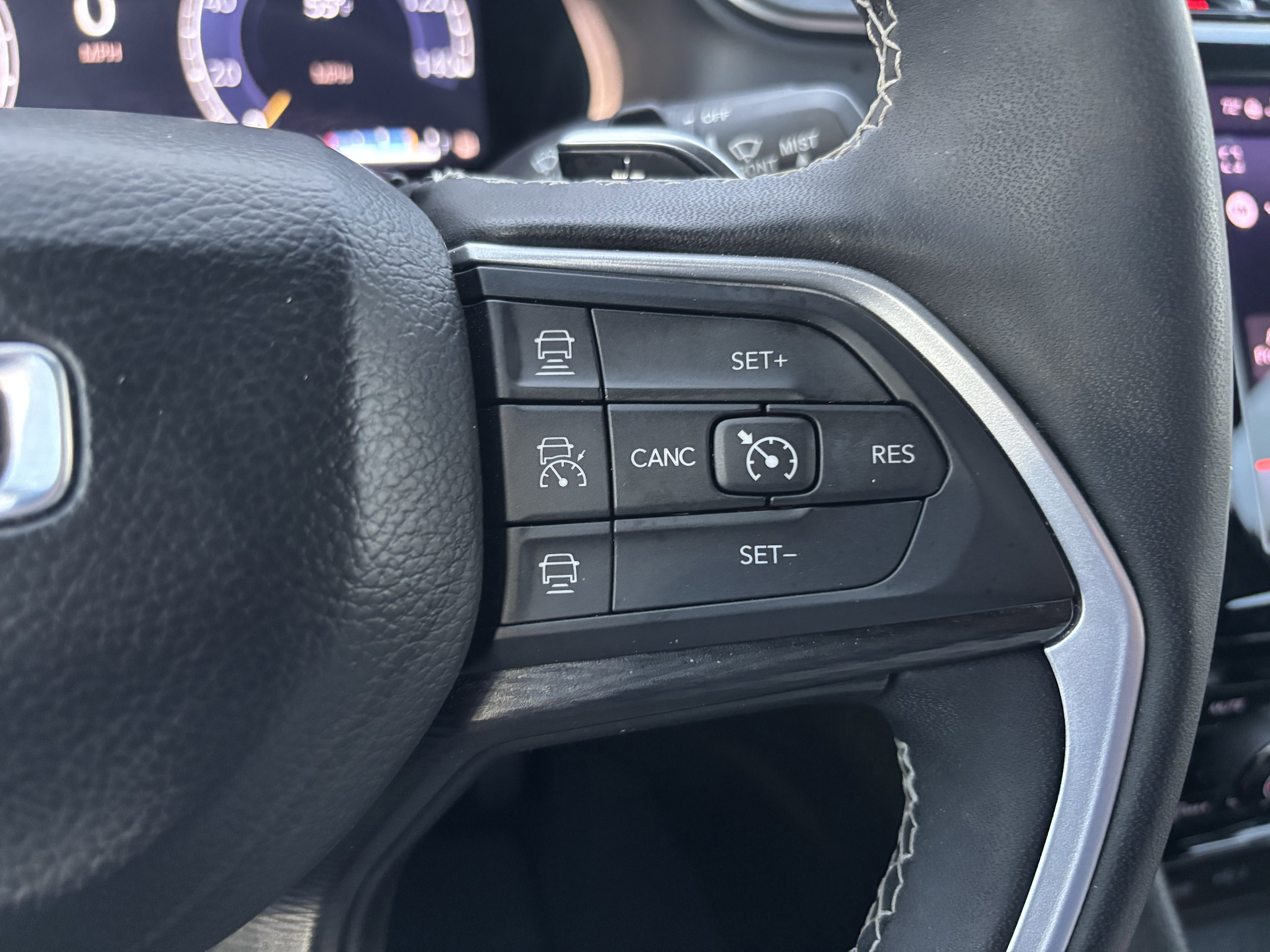 Used 2025 Silver Zynith Jeep Altitude image 19