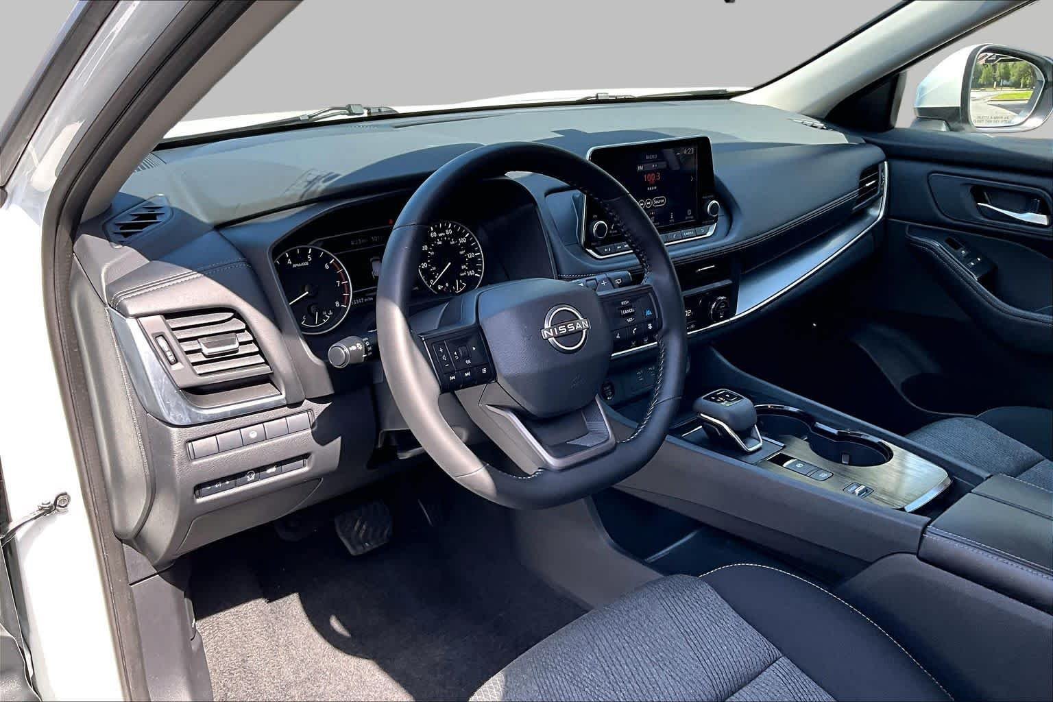 Used 2025 Everest White Pearl Nissan SV image 18